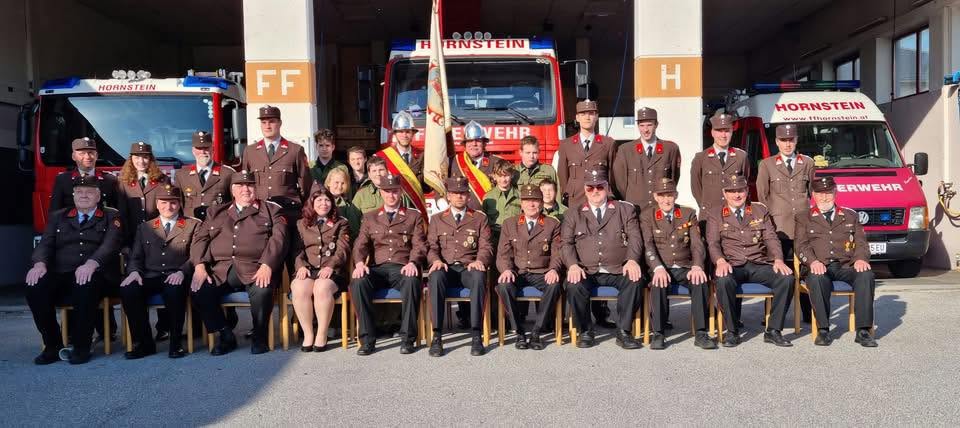 Mannschaft der Freiwilligen Feuerwehr Hornstein vor den Einsatzfahrzeugen